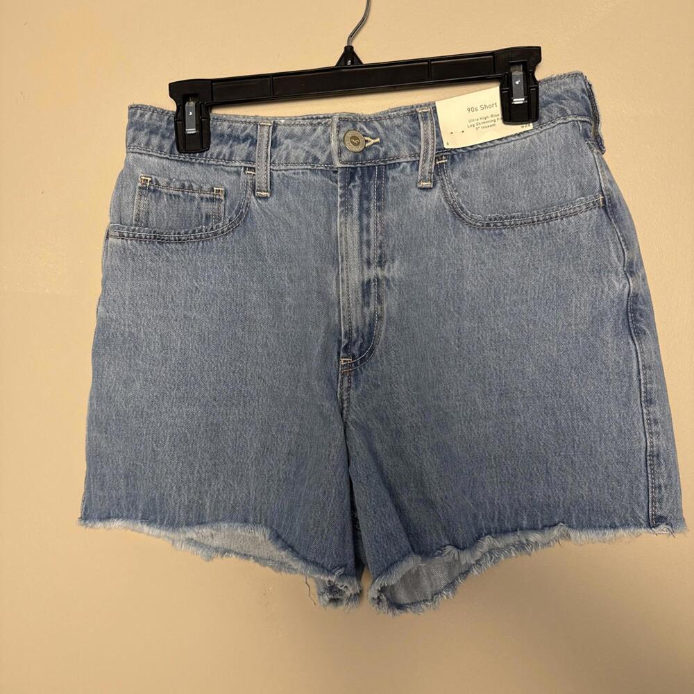 Hollister 90's Women's Light Wash Ultra High Rise Leg Skimming Shorts NWT 6/28"